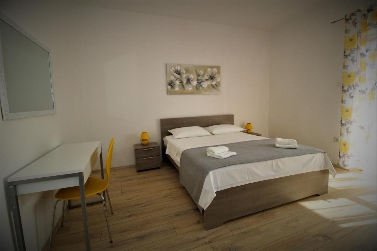 Apartments And Rooms With Parking Space Pag - 13060 Pag Town Dış mekan fotoğraf